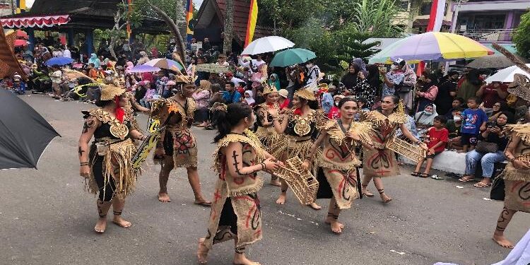 FOTO : DOKUMENTASI/MATAKALTENG - Pawai pembangunan yang memamerkan kebudayaan daerah.