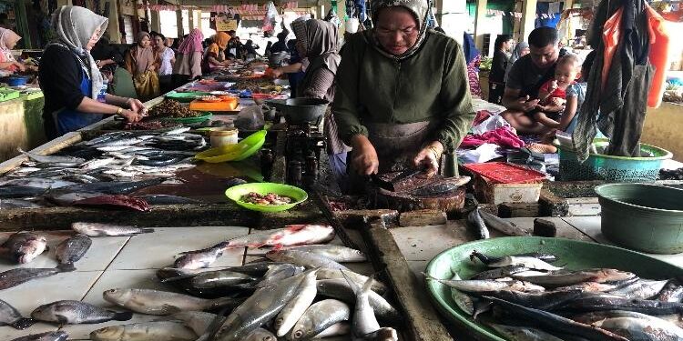 FOTO : DIAN TARESA/MATA KALTENG - Pedagang ikan di pasar Kota Sampit.