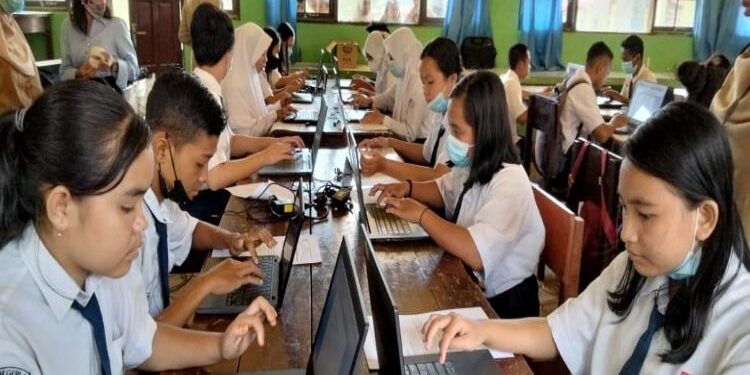 FOTO : DIAN TARESA/MATA KALTENG - Pelajar saat menggunakan internet.