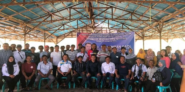 FOTO : DIAN TARESA/MATA KALTENG - Masyarakat yang menghadiri reses perorangan DPRD Kotim.