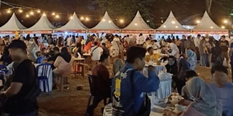 FOTO : Warga/MATA KALTENG - Suasana food fest 2023 di Museum Kayu, Sampit, Kotim.