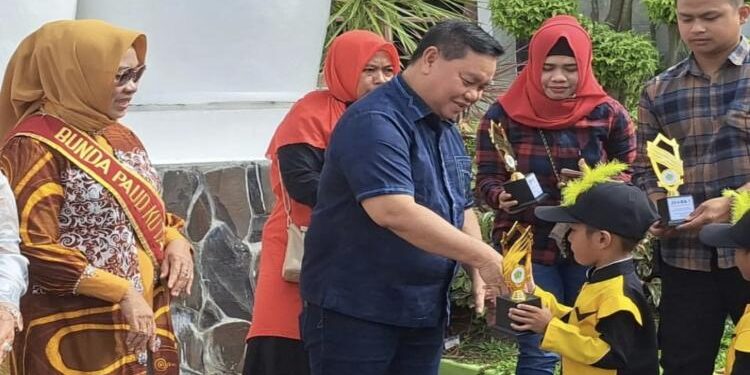 FOTO : Humas/MATA KALTENG - Penyerahan piala oleh Bupati Kotim kepada perwakilan Anggota Drum Band cilik dari Yayasan Nurul Iman.