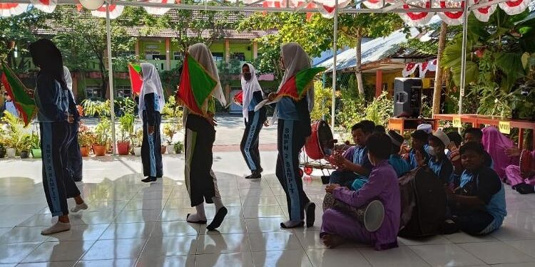 FOTO : DIAN TARESA/MATA KALTENG - Sejumlah pelajar di Kotim saat berlatih menari.