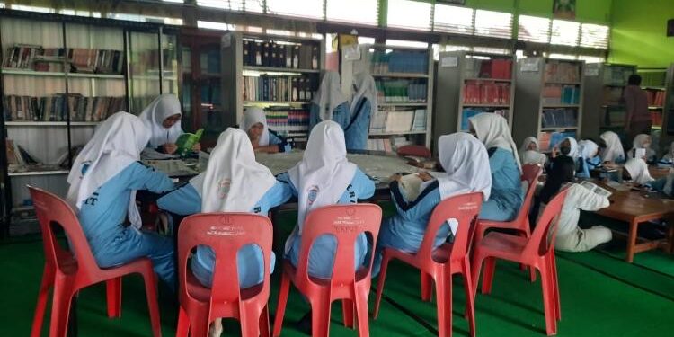 FOTO/ DOK/MATA KALTENG - Kegiatan membaca buku di SMAN 3 Sampit.