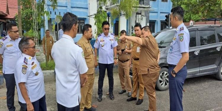 FOTO : HUMAS/MATA KALTENG - Bupati Kotim Halikinnor saat memeriksa halaman Dinas Perhubungan yang direncanakan jadi lintasan latihan balap motor.