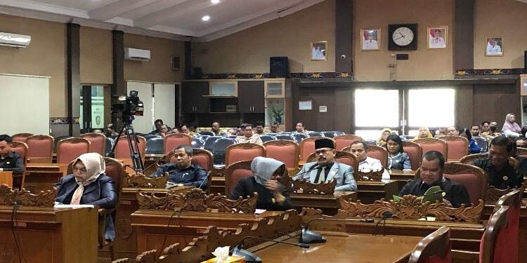 FOTO : DIAN TARESA/MATA KALTENG - Sejumlah anggota DPRD Kotim dalam rapat paripurna.