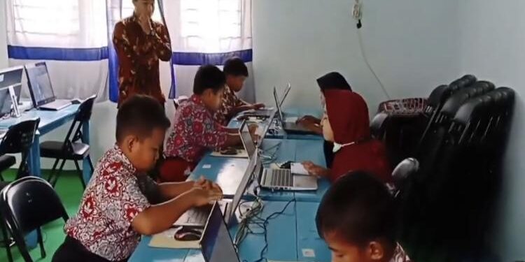FOTO : DIAN TARESA/MATA KALTENG - Guru saat melaksanakan pembelajaran.
