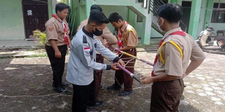 FOTO : DOKUMENTASI MATA KALTENG - Sejumlah pelajar saat bekerjasama melaksanakan tugas membuat tandu.