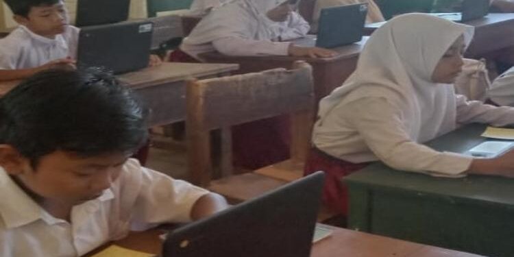 FOTO : IST/MATA KALTENG - Sejumlah pelajar saat menggunakan laptop.