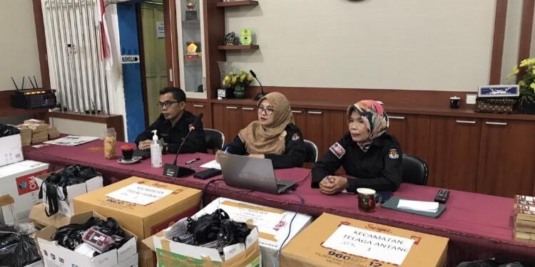 FOTO : KPU/MATAKALTENG - Ketua KPU Kotim, Siti Fathonah Purnaningsih (tengah) saat mengikuti zoom restruktur persiapan Pemilu.