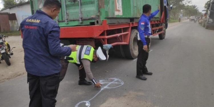 FOTO : IST/MATA KALTENG - Lokasi kejadian laka lantas sepeda motor tabrak truk yang sedang parkir di Jalan Jendral Sudirman Km 6 Sampit.