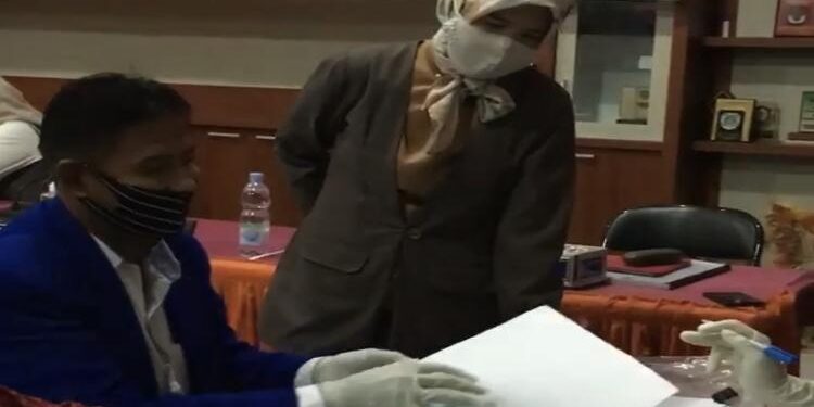 FOTO : DOKUMENTASI/MATA KALTENG - Penyerahan berkas caleg di KPU Kotim.