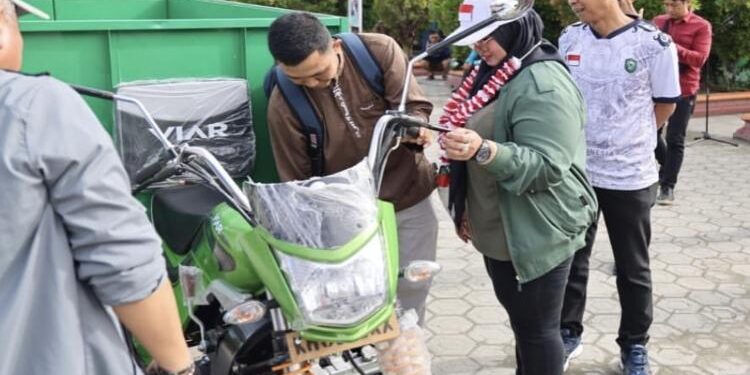 FOTO : Prokopim Kotim/MATA KALTENG - Wakil Bupati Kotim saat menyerahkan bantuan tosa pengangkut sampah di SDN 3 MB Hulu.