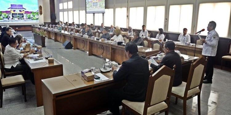 FOTO: OLIVIA/MATAKALTENG - Juru bicara Fraksi Partai Golkar Dra Hj Siti Nafsiah M.Si, saat menyerahkan pendapat akhir fraksi terhadap revisi Tatib DPRD kepada pimpinan rapat H Abdul Razak, di ruang rapat gabungan.