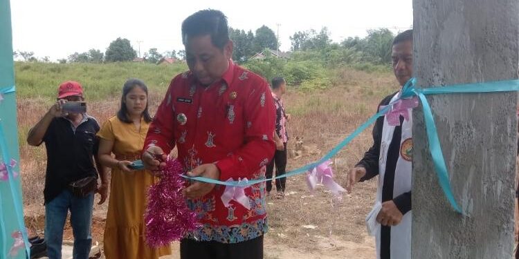 FOTO : IST/MATAKALTENG - Camat Tualan Hulu Admadi Sastra saat meresmikan Pastori Gereja Panenga Asi di Desa Luwuk Sampun, Jumat 24 Februari 2023.