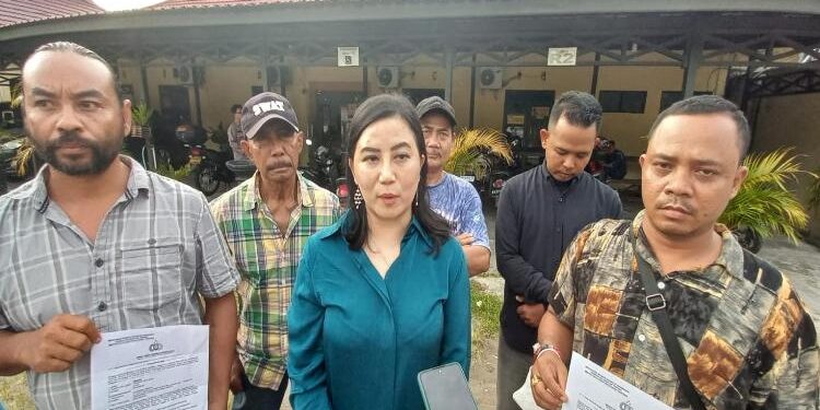 FOTO: RIZAL/MATAKALTENG - Kuasa Hukum, Ornela Monty (baju biru), bersama pekerja kebun sawit dan warga Desa Pelantaran, usai melapor ke Polda Kalteng.