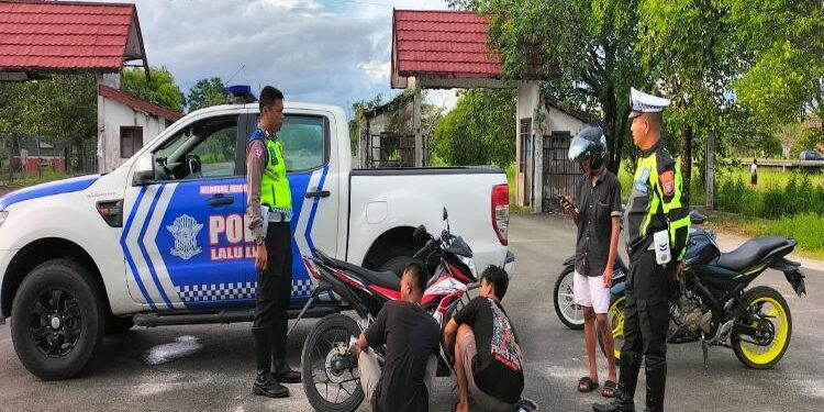 FOTO: RIZAL/MATAKALTENG - Personel Satlantas Polresta Palangka Raya, pada saat meminta pengendara mengganti knalpot brong dengan yang standar.