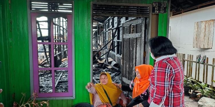 FOTO : IST/MATAKALTENG - Wakil Bupati Kotim Irawati bersama Ketua DPRD Kotim Rinie saat menyambangi korban kebakaran, Minggu 26 Februari 2023.