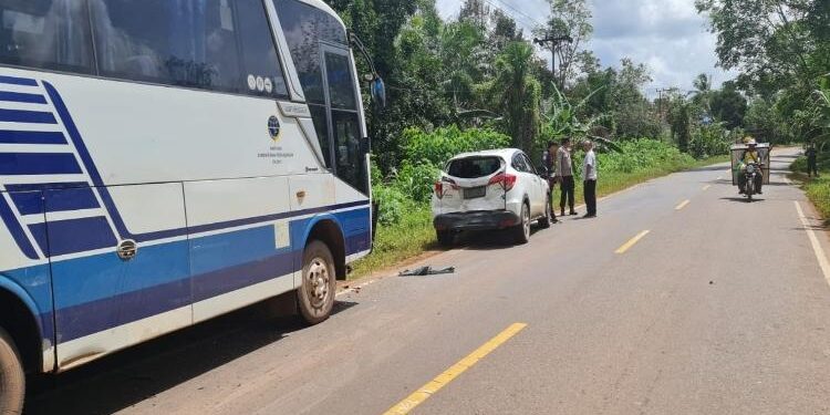 FOTO: POLISI/MATA KALTENG - Mobil HRV yang dikemudikan oleh anggota DPRD Katingan (putih) dengan sebuah Bus yang terlibat kecelakaan di Kecamatan Cempaga, Kotim. Selasa, 31 Januari 2023.