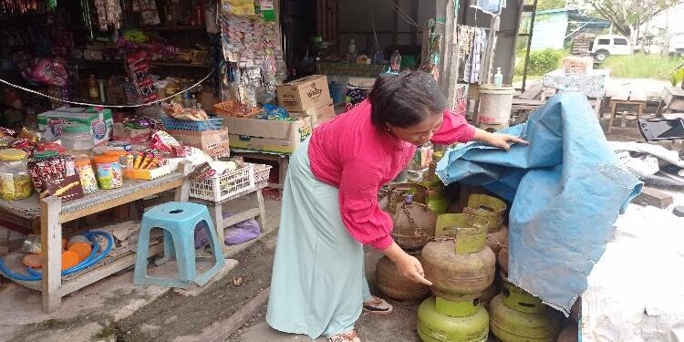 FOTO: RIZAL/MATAKALTENG - Pemilik warung, Neneng, pada saat menunjukkan lokasi pelaku saat mengambil dua tabung Gas LPG 3 kilogram.