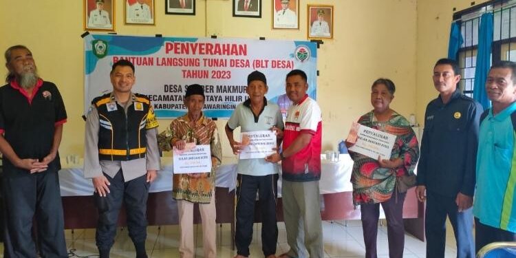 FOTO : IST/MATAKALTENG - Penyerahan BLT Desa Sumber Makmur kepada KPM, Jumat 24 Februari 2023.