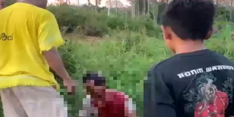 FOTO: IST/MATA KALTENG - Terlihat pelaku berlumuran darah saat di amankan oleh warga.