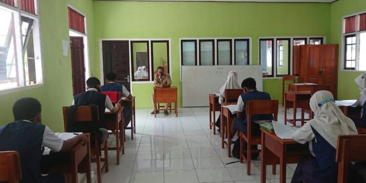 FOTO : DIAN TARESA/MATA KALTENG - Guru saat melaksanakan pembelajaran.