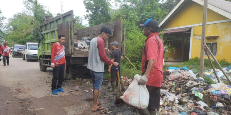 FOTO : IST/MATAKALTENG - Camat Kota Besi Gusti Mukafi saat bersama tim dan petugas DLH membersihkan sampah berserakan yang dikeluhkan warga, Jumat 24 Februari 2023.
