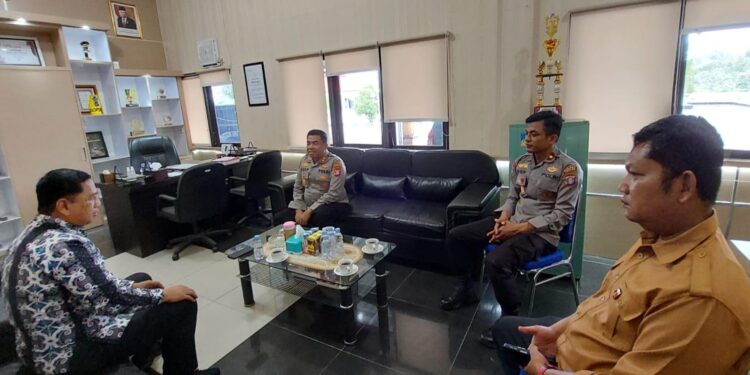 FOTO : HUMAS POLRES GUMAS/MATA KALTENG - Kepala BNNP Kalteng Brigjen Pol Sumirat Dwiyanto berbincang dengan Kapolres Gumas AKBP Asep Bangbang Saputra, Kabag Ops Kompol Tri Wibowo, dan Kasat Narkoba Iptu Budi Utomo, ketika kunker di Polres Gumas, Kamis, 23 Februari 2023.