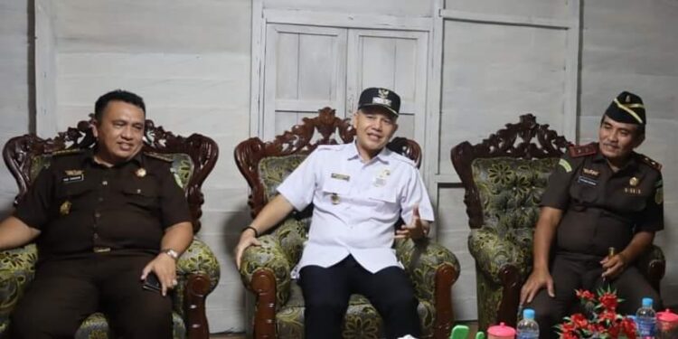 FOTO : DISKOMINFO SANTIK/MATA KALTENG - Bupati Gumas Jaya Samaya Monong didampingi Kajati Kalteng Pathor Rahman, dan Kajari Gumas Sahroni duduk bersama, usai meresmikan rumah restorative justice Tambun Bungai, di Desa Sumur Mas, Kecamatan Tewah, Rabu, 22 Februari 2023.