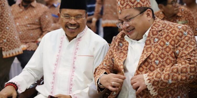 Sekretaris Daerah Provinsi Kalimantan Tengah Nuryakin (baju putih)