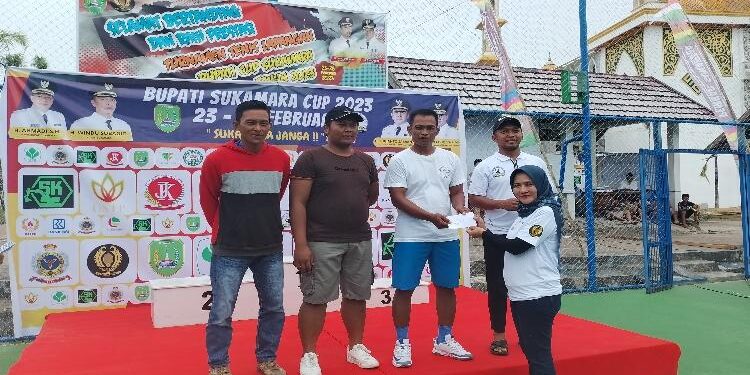 FOTO: AKH/MATAKALTENG - Ibu Bupati Sukamara, Siti Zulaiha Windu Subagio memberikan hadiah dan piagam kepada para juara prestasi tenis lapangan Bupati cup.