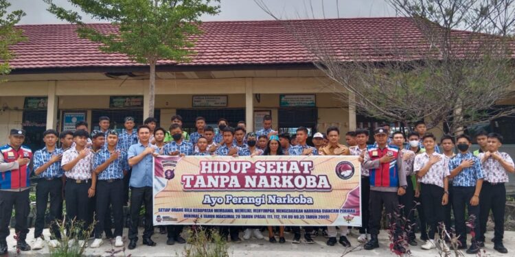 FOTO : SATRES NARKOBA POLRES GUMAS/MATA KALTENG - Peserta didik berfoto bersama usai mengikuti sosialisasi bahaya narkoba, pekan lalu.