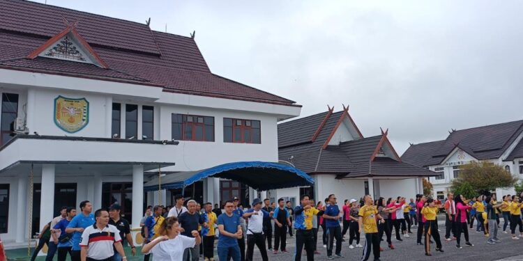 FOTO : PROTOKOL/MATA KALTENG - Suasana senam bersama dalam rangka menjaga kebugaran dan kekompakan, pekan lalu.