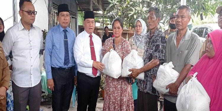 FOTO : DEVIANA/MATAKALTENG - Bupati Kotim, H Halikinnor saat menyerahkan bantuan kepada korban kebakaran, Senin 27 Februari 2023.
