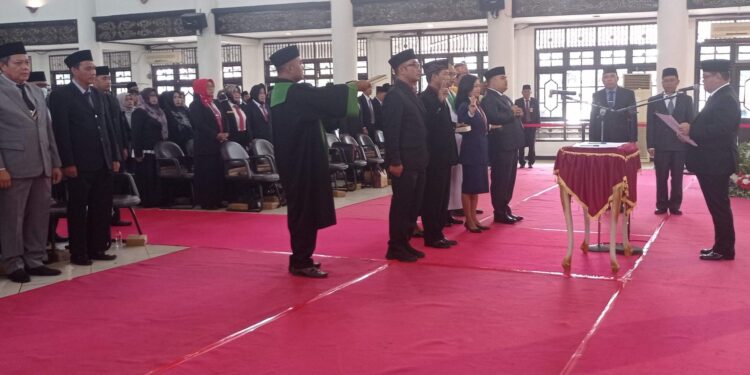 FOTO : DEVIANA/MATAKALTENG - Pengambilan janji dan sumpah jabatan di Lingkungan Pemkab Kotim, Senin 27 Februari 2023.
