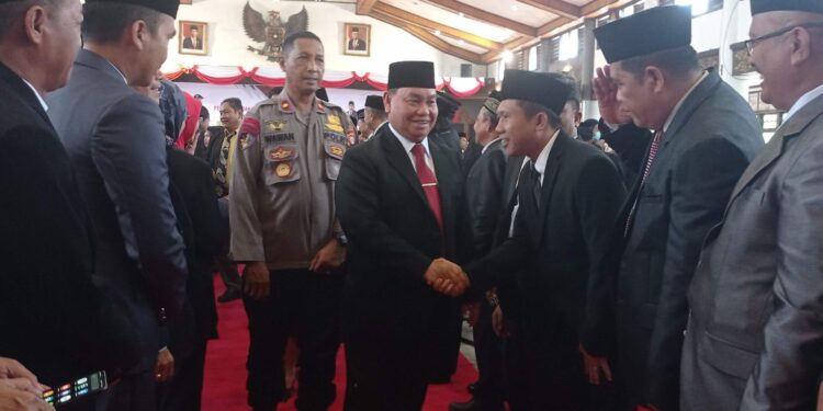 FOTO : DEVIANA/MATAKALTENG - Bupati Kotim Halikinnor saat menyapa para camat usai pelantikan pejabat di Gedung Serbaguna Sampit, Senin 27 Februari 2023.
