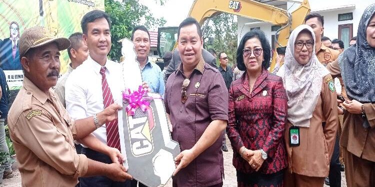 FOTO: DEVIANA/MATAKALTENG - Bupati Kotim Halikinnor saat menyerahkan alat berat secara simbolis ke Kecamatan MBK, Senin 27 Februari 2023.
