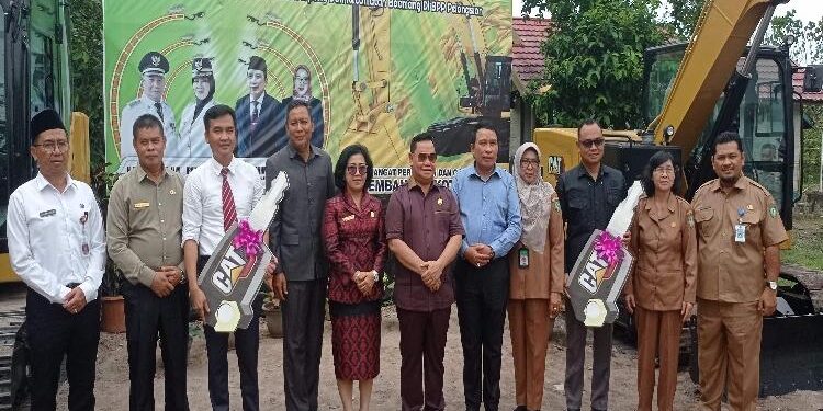 FOTO : DOK DEVIANA/MATAKALTENG - Penyerahan dua alat berat oleh Pemkab Kotim untu dua kecamatan, Senin 27 Februari 2023.