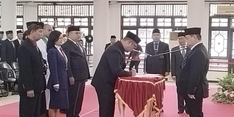 FOTO : AGUS/MATA KALTENG - Raihansyah saat menandatangani surat pelantikannya bersama para Kadis Baru lainnya di depan Bupati Kotim Halikinnor, Senin 27 Februari 2023.