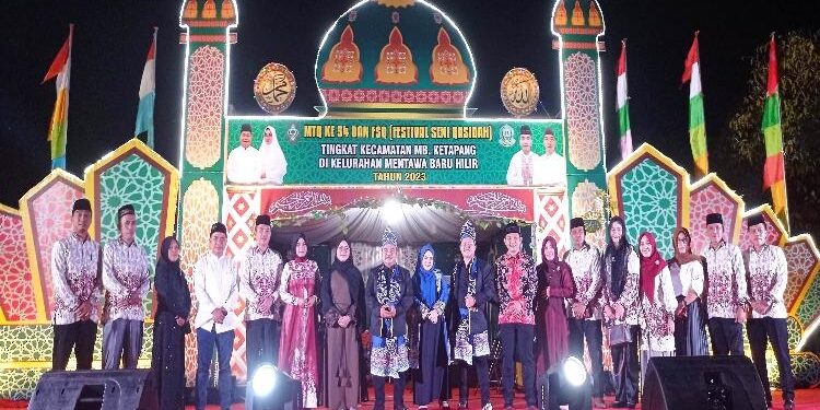 FOTO : DEVIANA/MATAKALTENG - Camat MBK dan panitia pelaksana MTQ saat bersama John Tralala Group, Senin 27 Februari 2023 malam.