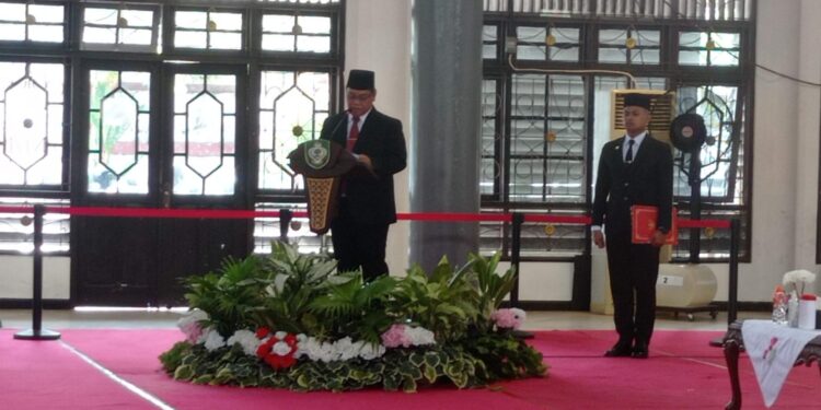 FOTO : DEVIANA/MATAKALTENG - Bupati Kotim Halikinnor saat memberikan sambutan saat pelantikan pejabat, Senin 27 Februari 2023.