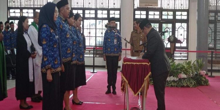 FOTO : DEVIANA/MATA KALTENG - Bupati Kotim Halikinnor saat menandatangani SK PNS, Selasa 28 Februari 2023.
