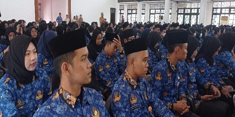 FOTO : DEVIANA/MATAKALTENG - Ratusan PNS yang baru dilantik oleh Bupati Kotim Halikinnor, Selasa 28 Februari 2023.