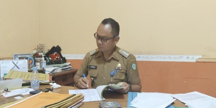 FOTO: AGUS/MATA KALTENG - Camat Baamang, Adi Chandra di ruang kerjanya.