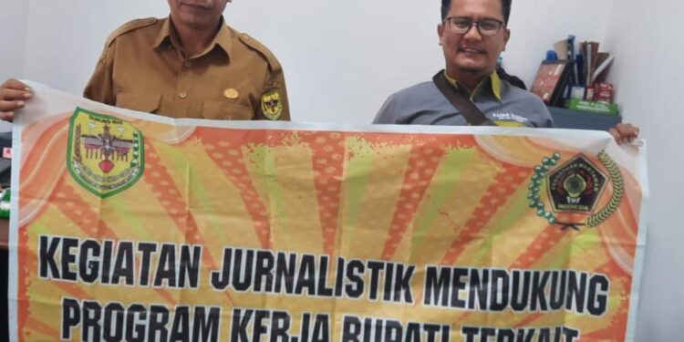 FOTO : PEMDES PEMATANG LIMAU/MATA KALTENG - Sekretaris PWI Kabupaten Gumas Arham Said ketika bersama dengan Pj Kepala Desa Pematang Limau Memet Haryanto, dalam kegiatan jurnalistik mendukung program kerja bupati terkait upaya penurunan stunting, di Kantor Desa Pematang Limau, Kecamatan Sepang, Selasa, 28 Februari 2023.
