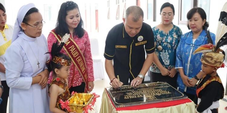 FOTO : DISKOMINFO SANTIK/MATAKALTENG - Bupati Gumas Jaya Samaya Monong didampingi Bunda PAUD Mimie Mariatie Jaya Samaya Monong dan Kepala Sekolah Santo Yosef Kuala Kurun Suster Donasia Boro Marbun, ketika menandatangani prasasti peresmian sekolah tersebut, Jumat 25 Februari 2023.