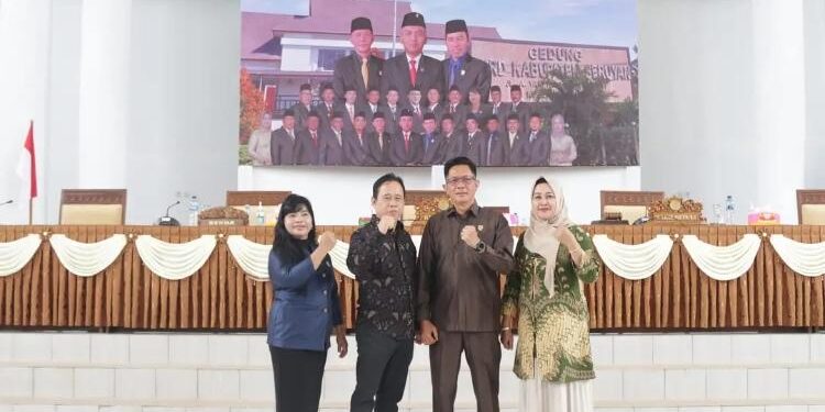 FOTO: IST/MATA KALTENG - Anggota DPRD Seruyan, Mafuatun (kanan) saat berfoto bersama jajaran DPRD lainnya seusai paripurna di Aula Gedung DPRD setempat beberapa waktu lalu.
