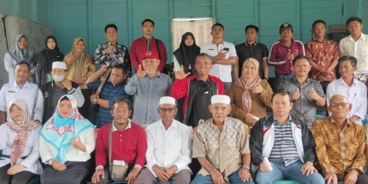 FOTO: IST/MATA KALTENG - Anggota DPRD Seruyan, Mafuatun (dua dari kana barisan tengah) bersama jajaran DPRD lainnya berfoto bersama sejumlah lapisan masyarakat Desa Tanjung Rangas, Kecamatan Seruyan Hilir beberapa waktu lalu.
