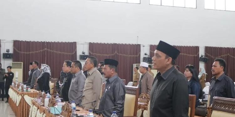 FOTO: IST/MATA KALTENG - Anggota DPRD Seruyan, Hadinur (kanan) saat menghadiri rapat paripurna di Aula Gedung DPRD setempat beberapa waktu lalu.